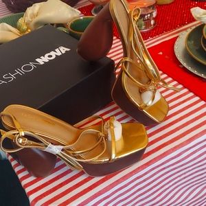 Statement heel Gold Sandals 👡